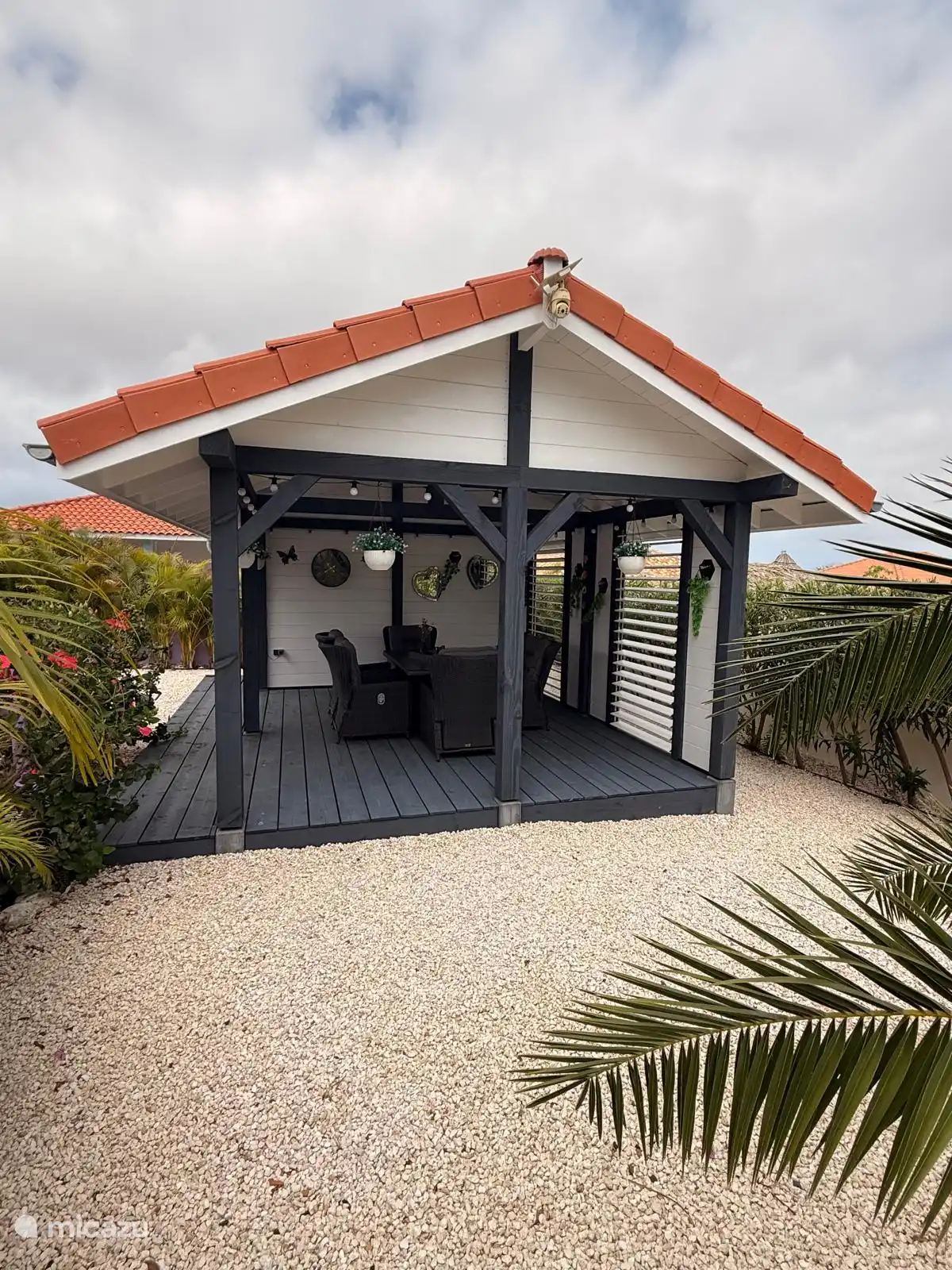 La canopée du jardin vue sur le côté.