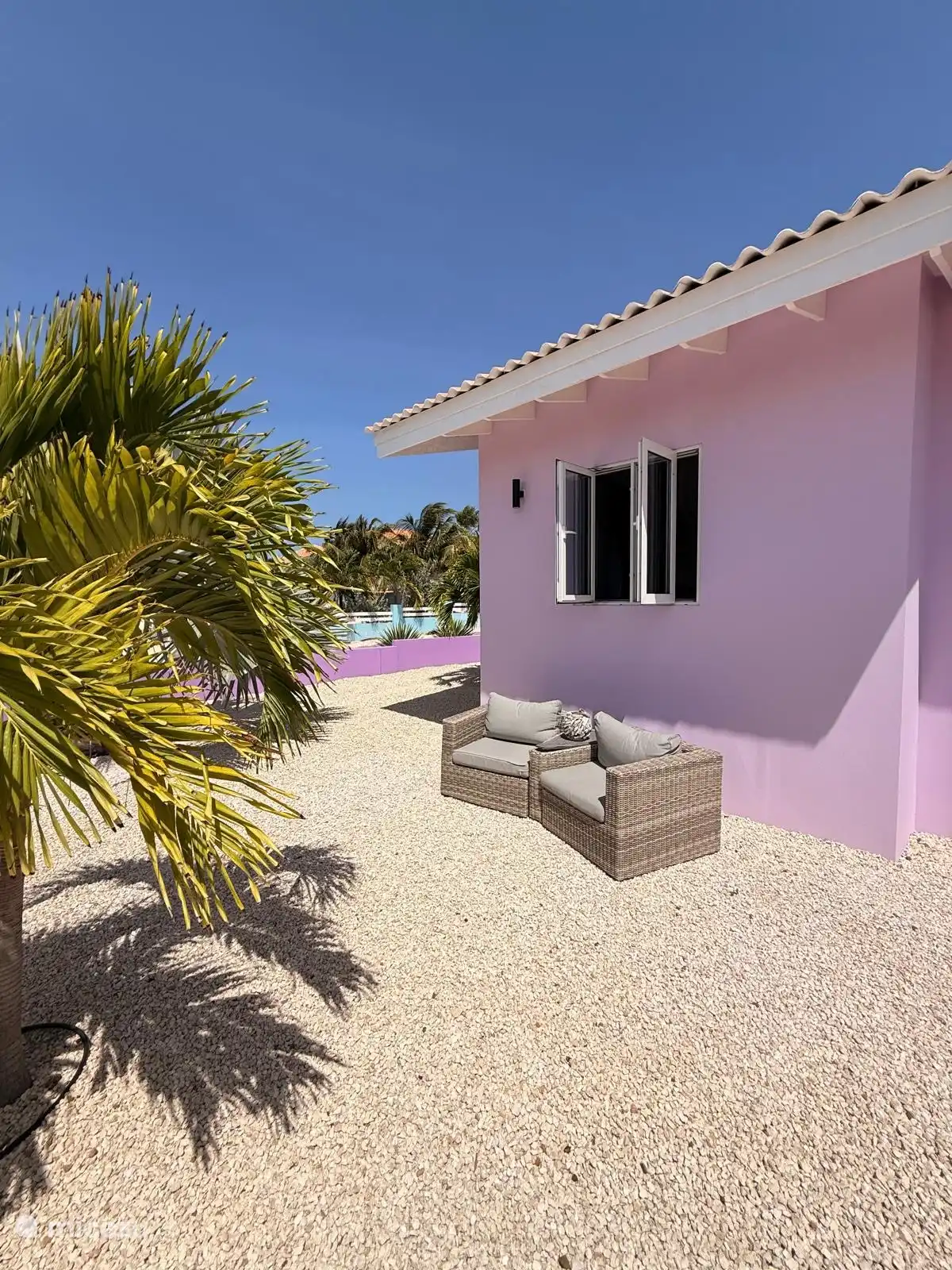 Un siège douillet sur le côté de la maison pour profiter du soleil couchant.