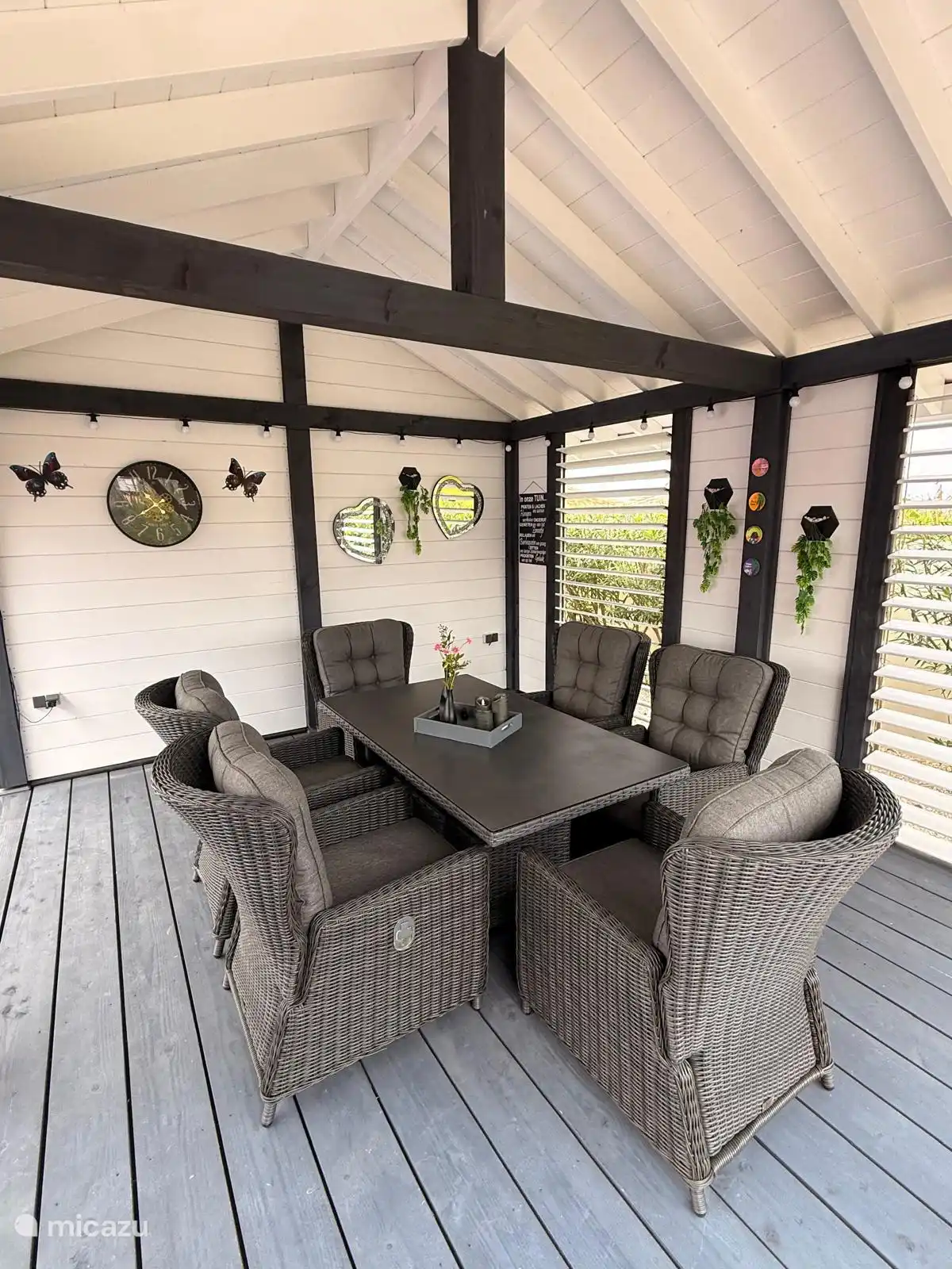 Le soir, une belle brise souffle dans la canopée du jardin pour profiter de la journée avec un bon verre.