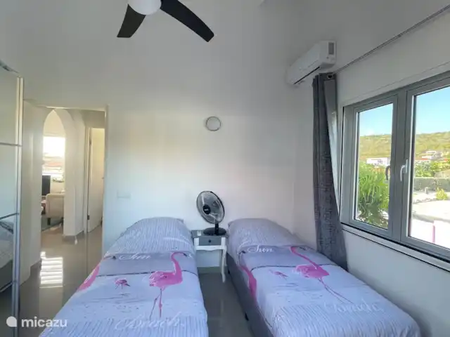 villa en Curazao, Bandabou (oeste), Fontein – La Pura Vida Dormitorio a la derecha 2x camas individuales con ventilador de techo y aire acondicionado.
