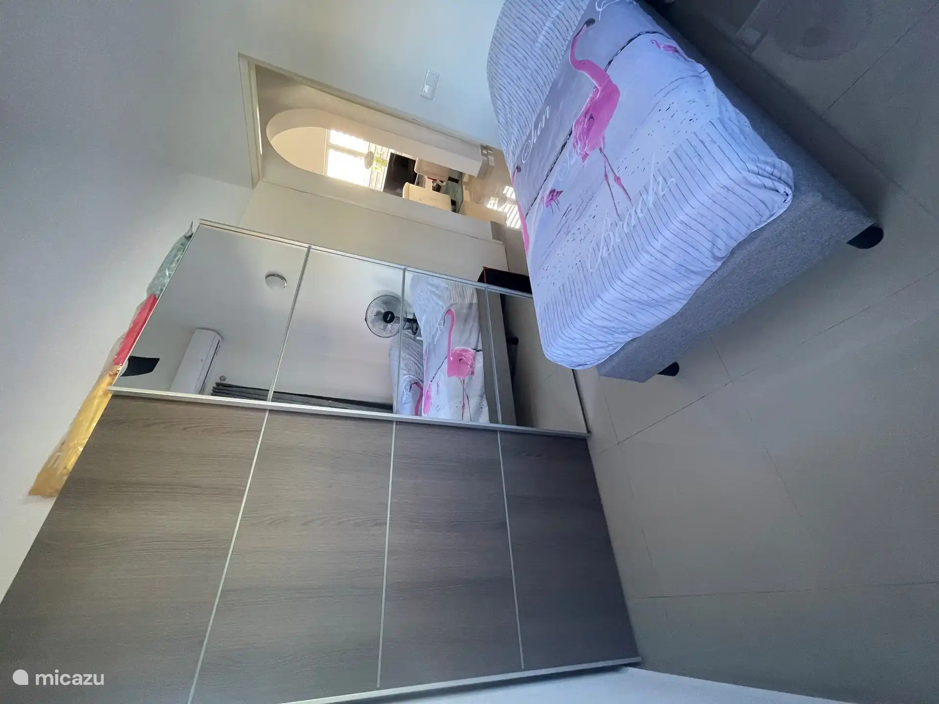 Hängeschrank/Schrank im Schlafzimmer rechts.