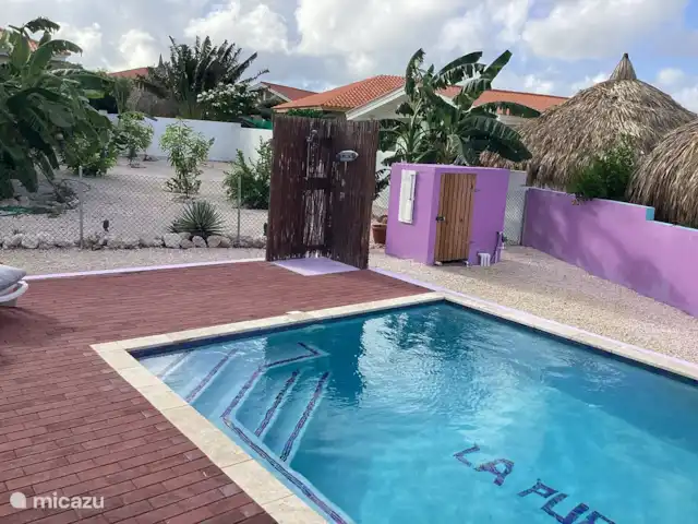 villa en Curazao, Bandabou (oeste), Fontein – La Pura Vida Ducha exterior en la piscina.
Úselo antes de ingresar a la piscina.