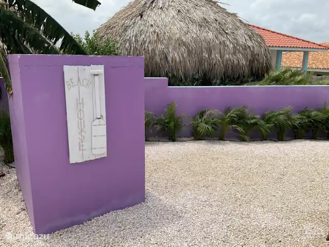 villa en Curazao, Bandabou (oeste), Fontein – La Pura Vida Casa de bombas con un seto de palmeras de iglesia detrás.