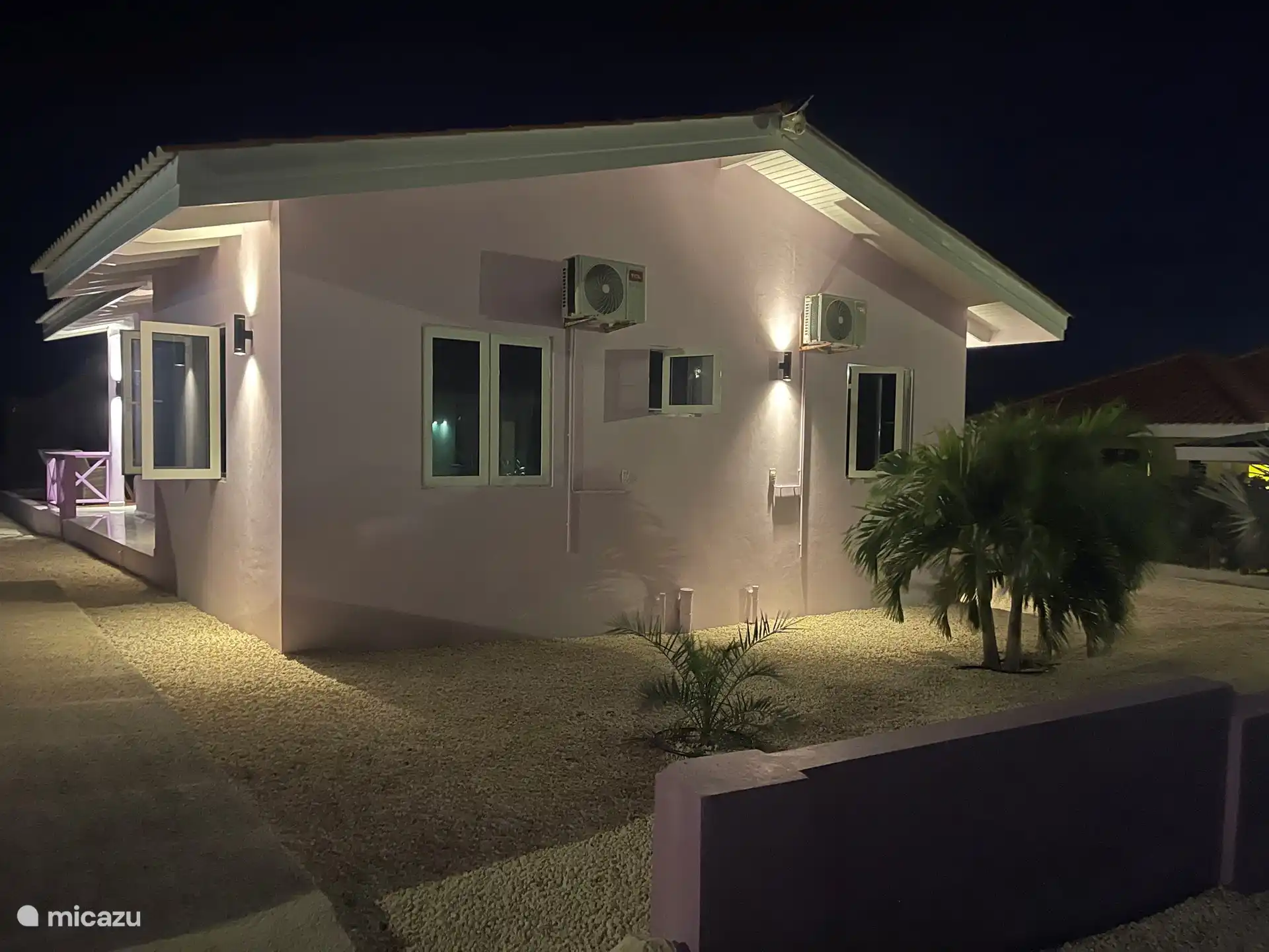 Vorderansicht am Abend.