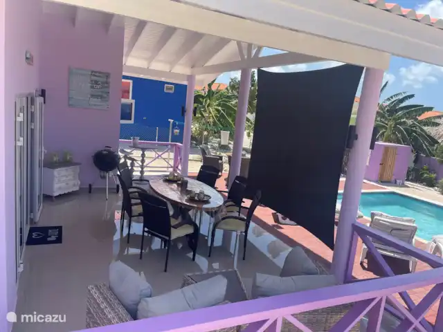 villa en Curazao, Bandabou (oeste), Fontein – La Pura Vida Debajo del porche se encuentra un juego de salón para 2 personas, la mesa de comedor para la sombra y la barbacoa.