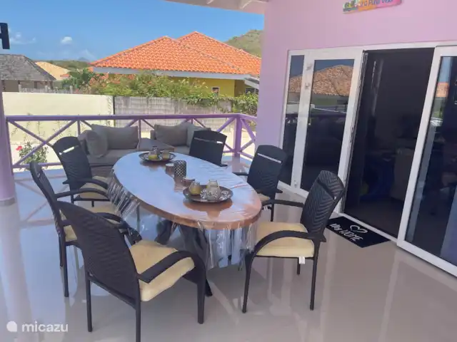 villa en Curazao, Bandabou (oeste), Fontein – La Pura Vida Mesa de comedor con salón para 2 personas detrás