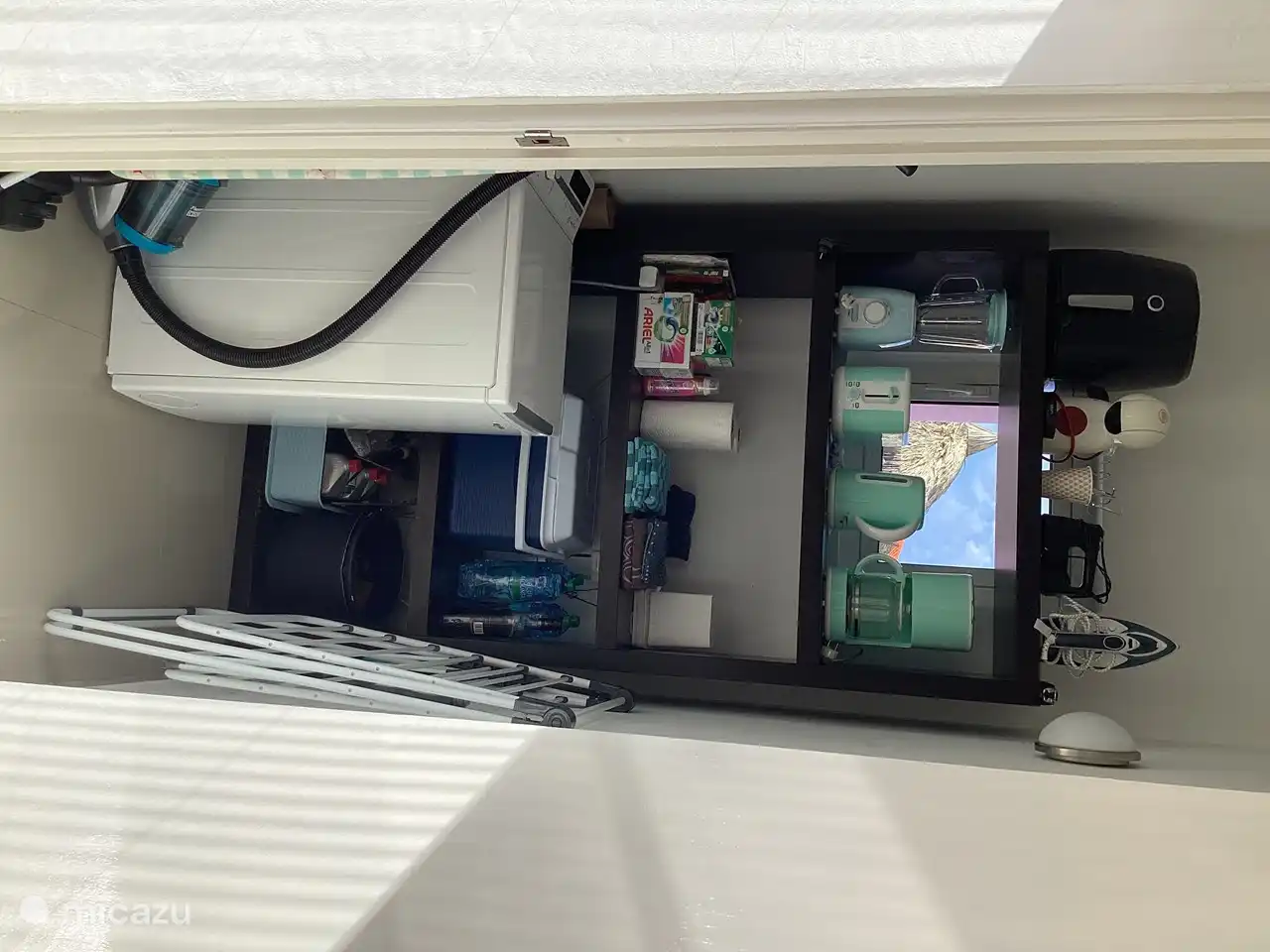 Abstellraum mit Waschmaschine.