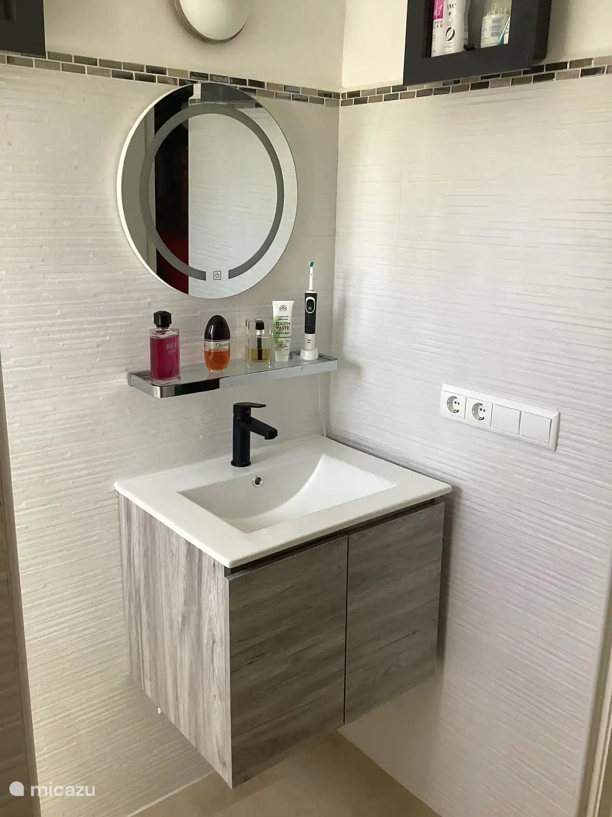 Waschbrunnen im Badezimmer.