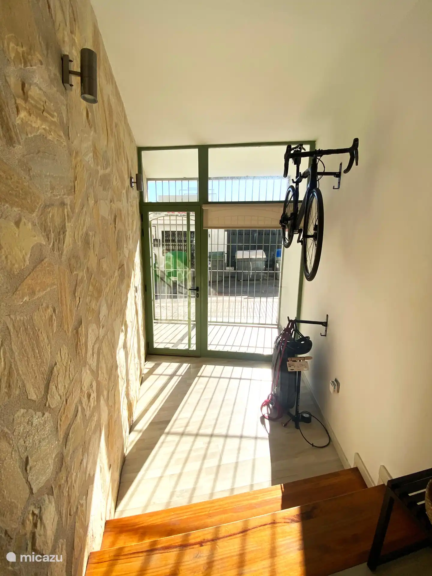 Privater Eingang auf Straßenniveau. Platz für mindestens 2 Rennräder an der Wand. auch zum Beispiel für einen Kinderwagen und Strandausrüstung