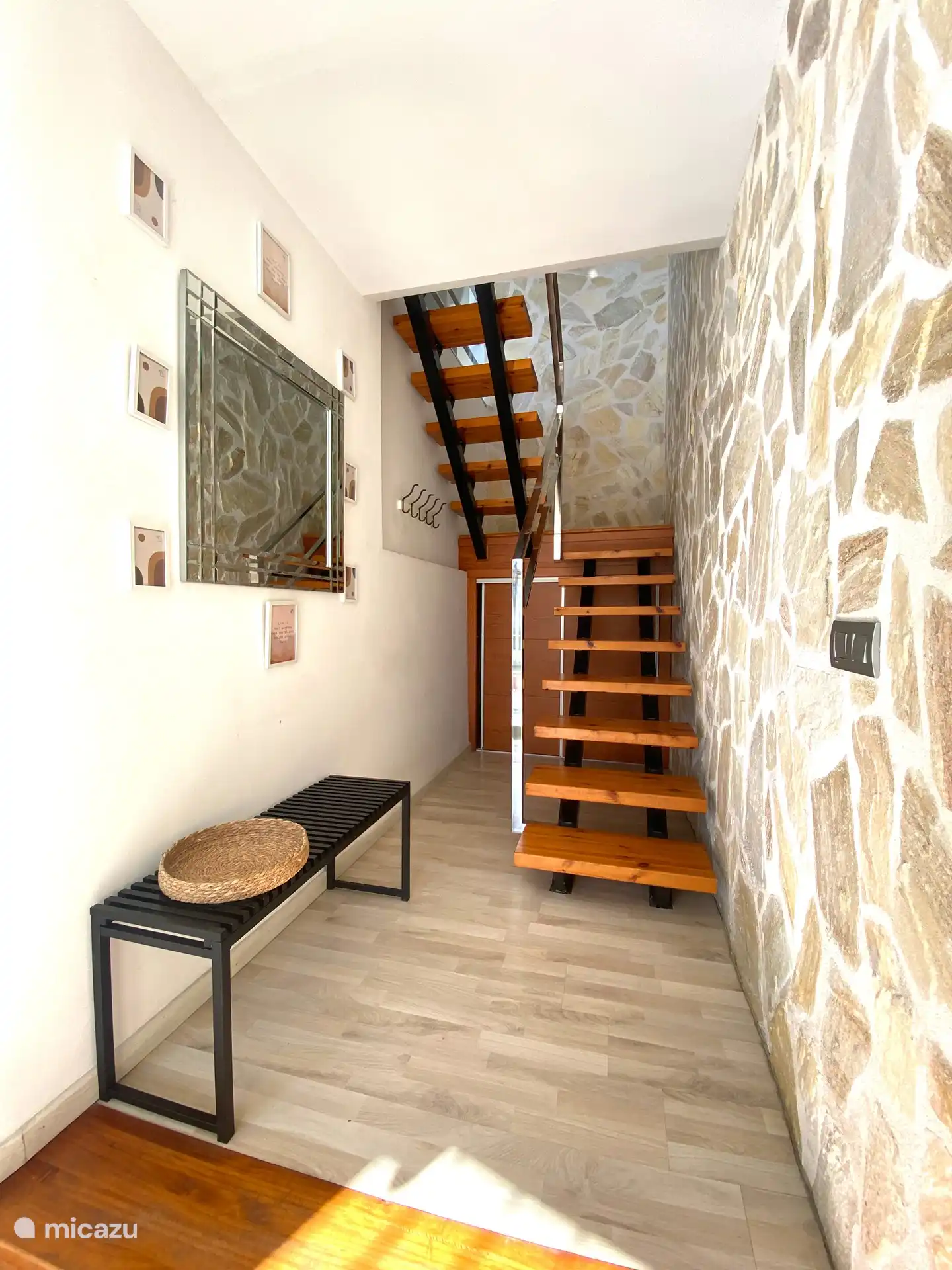 Treppe vom Straßenniveau zum Wohnbereich. Die Waschmaschine ist hinter der Luke unter der Treppe versteckt.