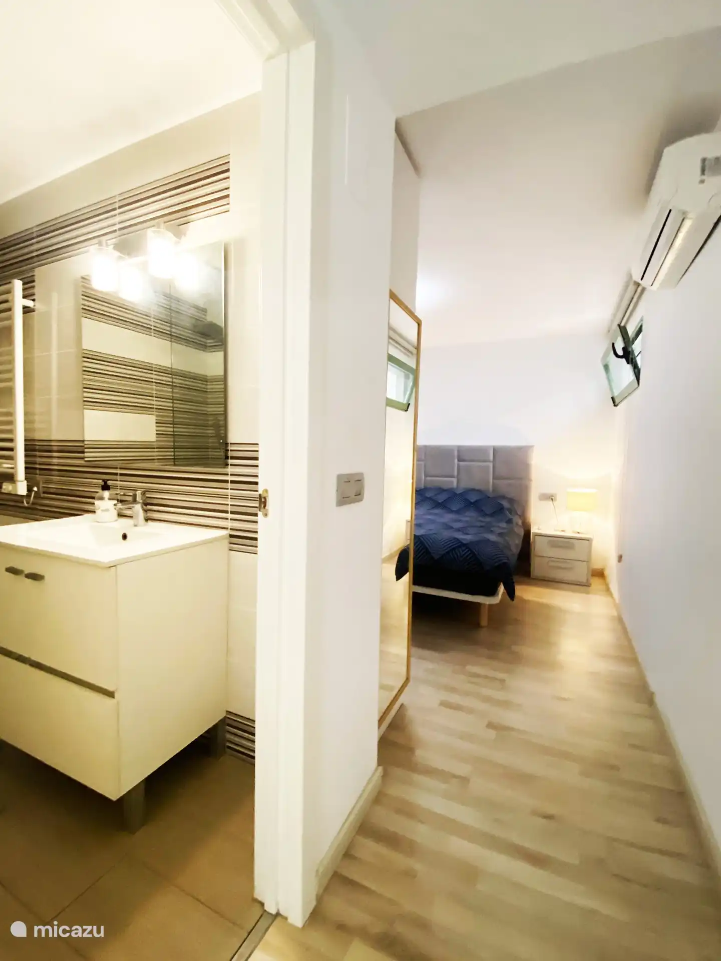 Hauptschlafzimmer mit Klimaanlage, 180/200-Bett, privates Badezimmer mit ebenerdiger Dusche, Toilette, Bidet und Waschbecken