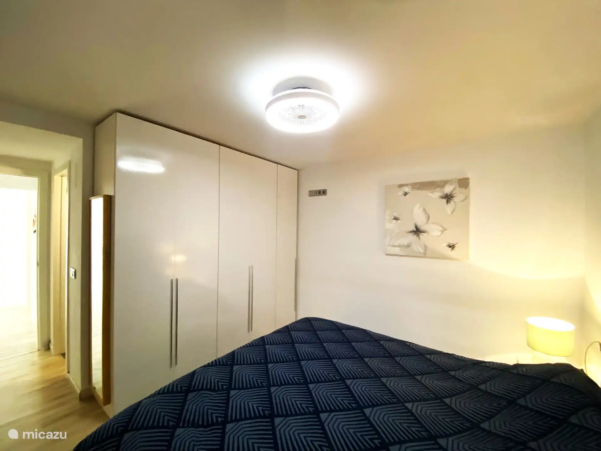 180/200 Bett mit dimmbarer Lampe und Ventilator, Klimaanlage und ausreichend Stauraum.