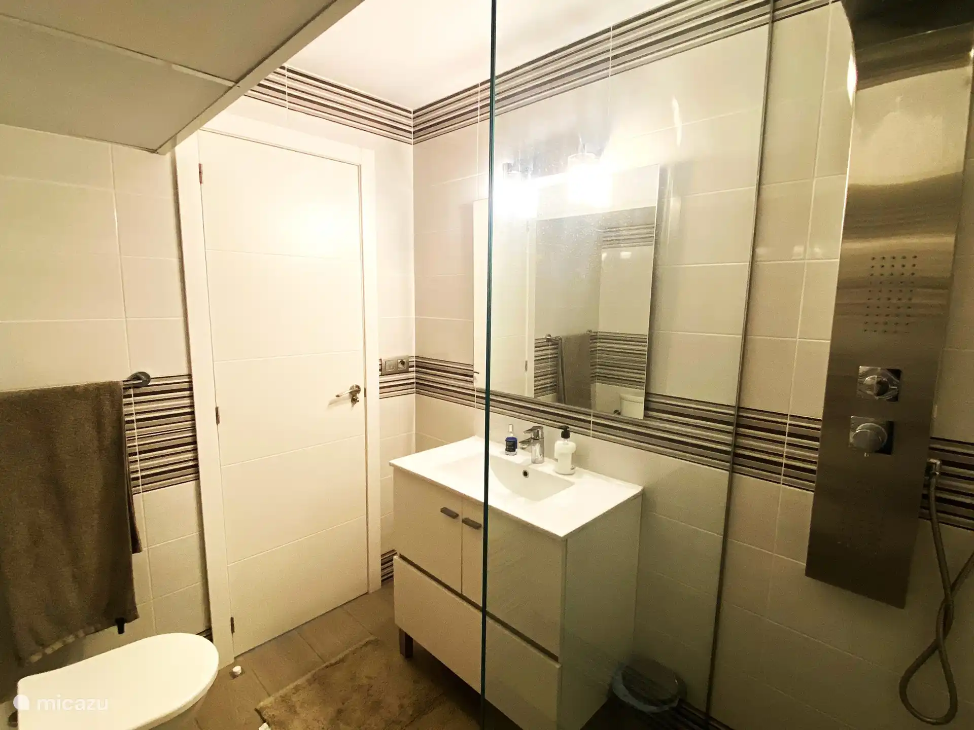 2. Badezimmer mit ebenerdiger Dusche (Abfluss und Massage), 2. Toilette, Bidet und Waschbecken