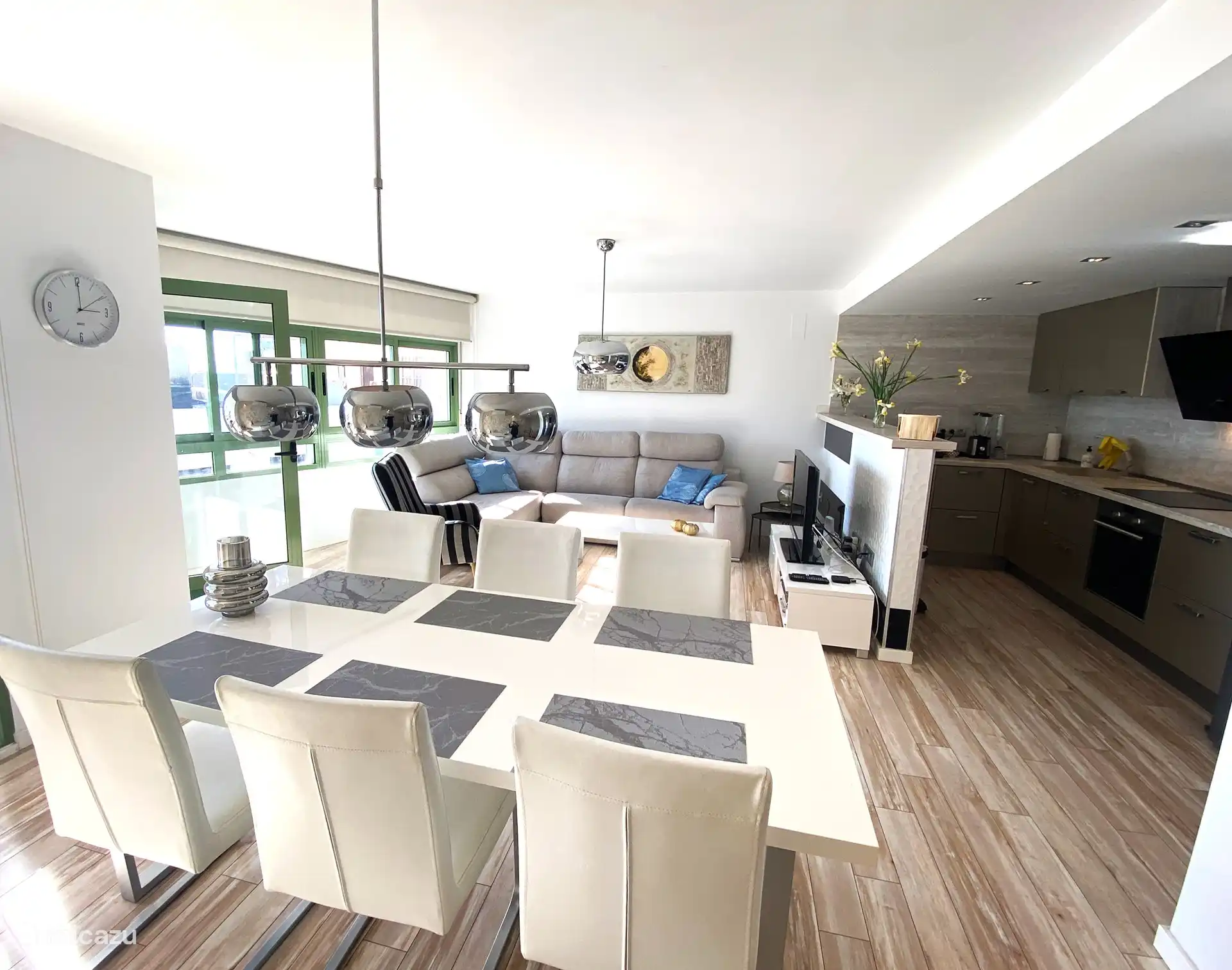 6 Stühle am Esstisch