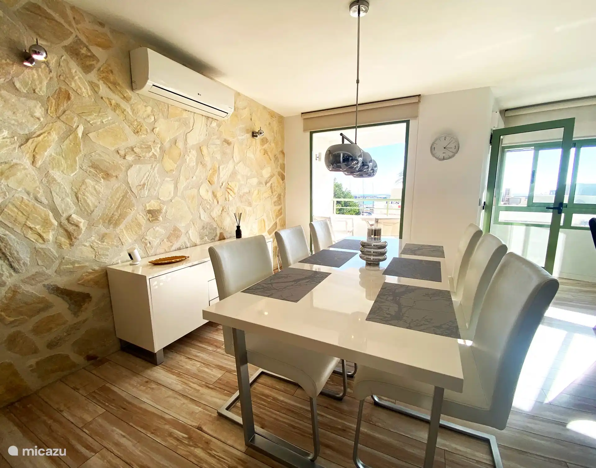 Klimaanlage über dem Esstisch