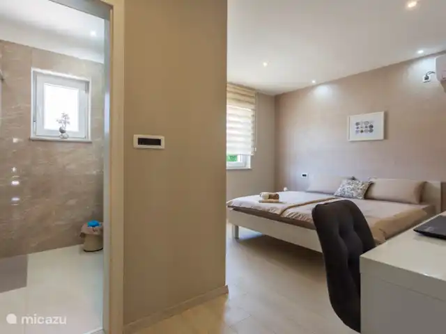 villa huren in Kroatië, Istrië, Barban – Vila Martina tweepersoonsslaapkamer en badkamer