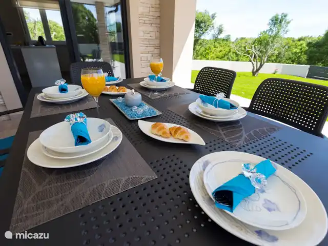 villa huren in Kroatië, Istrië, Barban – Vila Martina buiten dineren