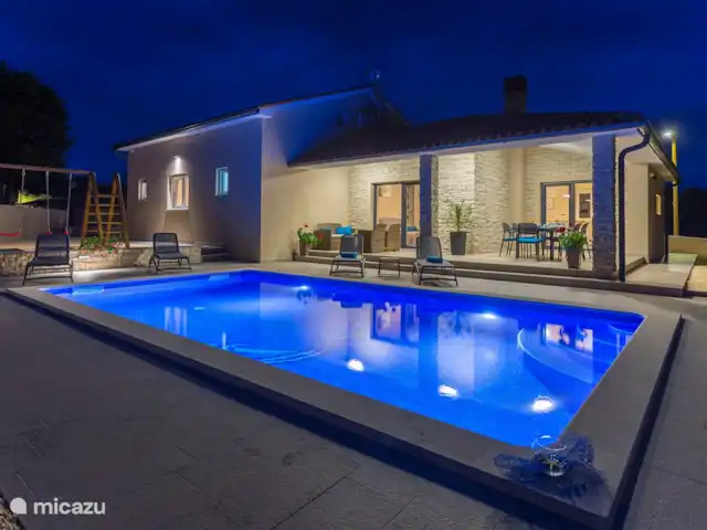 villa huren in Kroatië, Istrië, Barban – Vila Martina Nachtzwembad