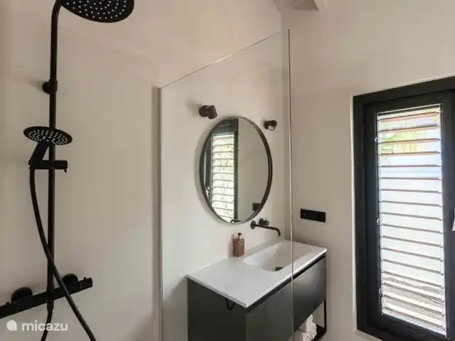 Location de Vacances Curaçao, Banda Ariba (est), Jan Thiel, maison de vacances - Casa Cosi Curaçao - Plage Jan Thiel Salle de bain chambre principale 2