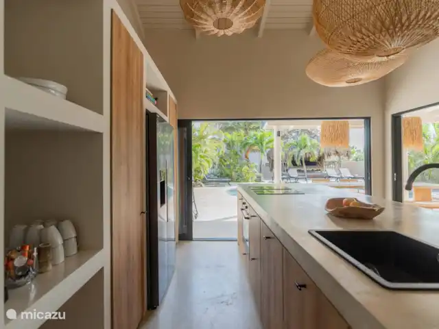 Location de Vacances Curaçao, Banda Ariba (est), Jan Thiel, maison de vacances - Casa Cosi Curaçao - Plage Jan Thiel Avec les portes coulissantes ouvertes, la cuisine devient soudain une cuisine extérieure
