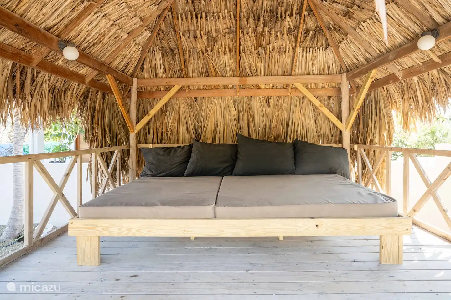 Palapa aus Palmblättern mit schönem Loungebereich.