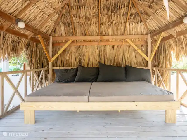 Location de Vacances Curaçao, Banda Ariba (est), Jan Thiel, maison de vacances - Casa Cosi Curaçao - Plage Jan Thiel Palapa en feuilles de palmier avec un joli coin salon.
