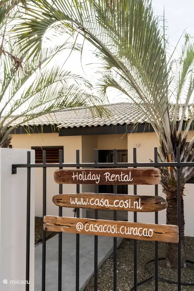 Mit einem Zaun rund um den Garten, sodass alles abgesperrt werden kann.