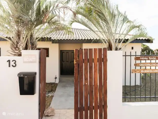Location de Vacances Curaçao, Banda Ariba (est), Jan Thiel, maison de vacances - Casa Cosi Curaçao - Plage Jan Thiel L'ancien portail... il a désormais été remplacé ! Des bougainvilliers ont également été placés partout ainsi que trois très grands palmiers.