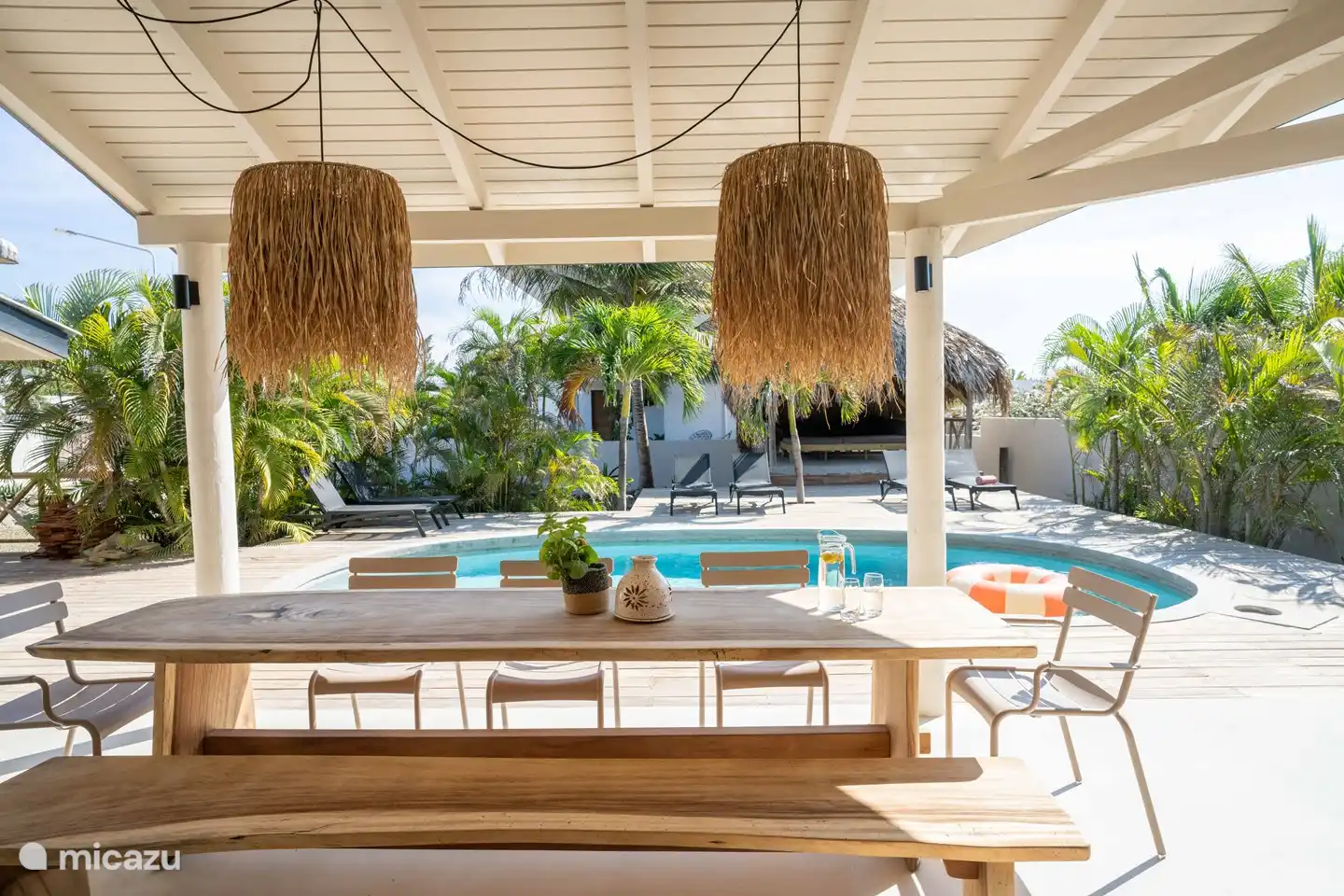 Langer Baumstammtisch unter der Veranda