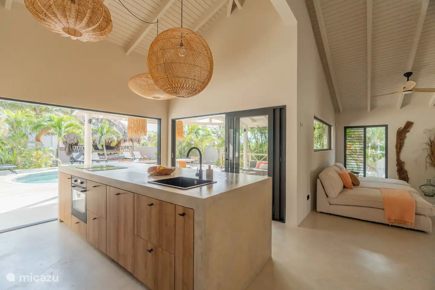 Von der Küche aus gelangen Sie ins offene Wohnzimmer und zu allen Schlafzimmern sowie Gäste-WC und Hauswirtschaftsraum. das Herzstück des Hauses!