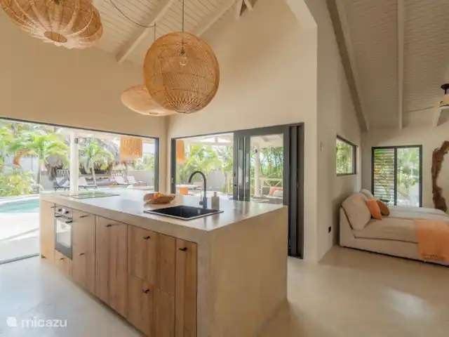 Location de Vacances Curaçao, Banda Ariba (est), Jan Thiel, maison de vacances - Casa Cosi Curaçao - Plage Jan Thiel De la cuisine, vous accédez au salon ouvert et à toutes les chambres ainsi qu'aux toilettes invités et à la buanderie. le coeur de la maison !