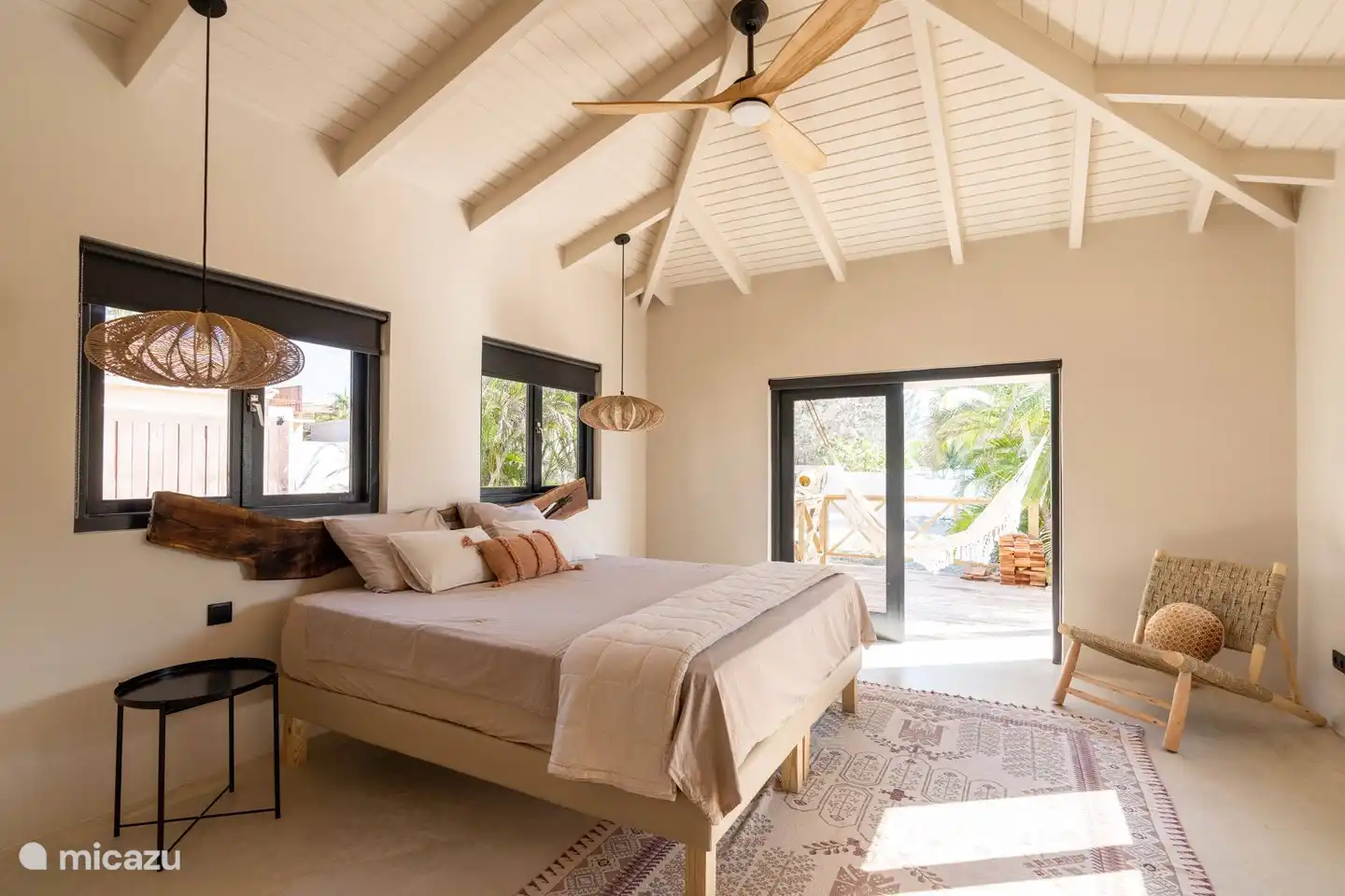 Hauptschlafzimmer Nummer 1 mit eigenem Bad und Terrassentüren zum Pooldeck.