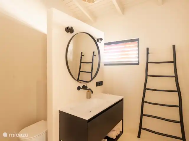 Location de Vacances Curaçao, Banda Ariba (est), Jan Thiel, maison de vacances - Casa Cosi Curaçao - Plage Jan Thiel Salle de bain dans la chambre principale