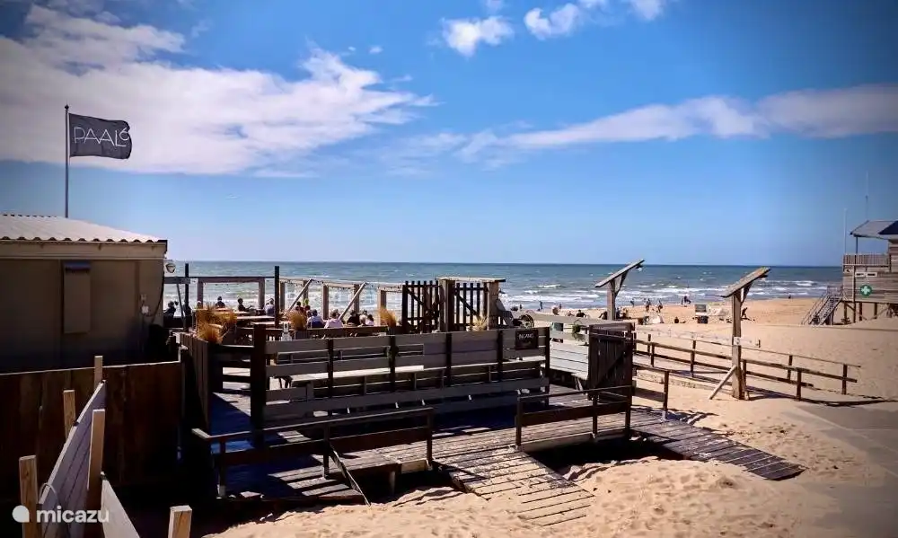 Strandclub Paal 6 an unserem Strand. Ganzjährig geöffnet.