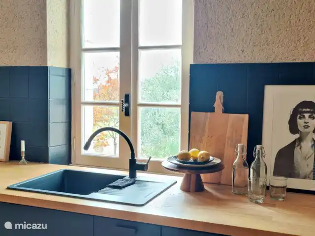 Le Cabernet | France, Lot, Montcuq - gîte / cottage Vue sur le jardin depuis la cuisine