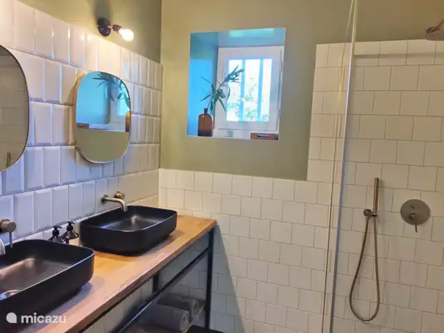 Le Cabernet | France, Lot, Montcuq - gîte / cottage Salle de bain avec double vasque