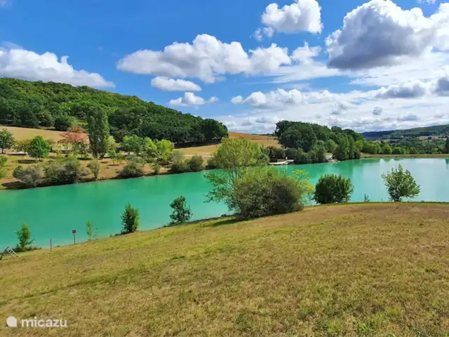 Le Cabernet | France, Lot, Montcuq - gîte / cottage A proximité se trouve un lac turquoise avec une plage