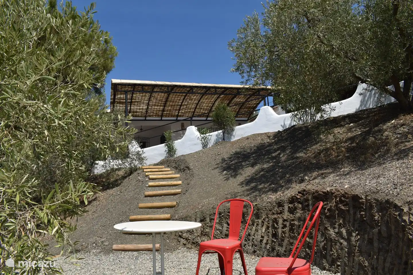 asientos al aire libre con vistas a las montañas