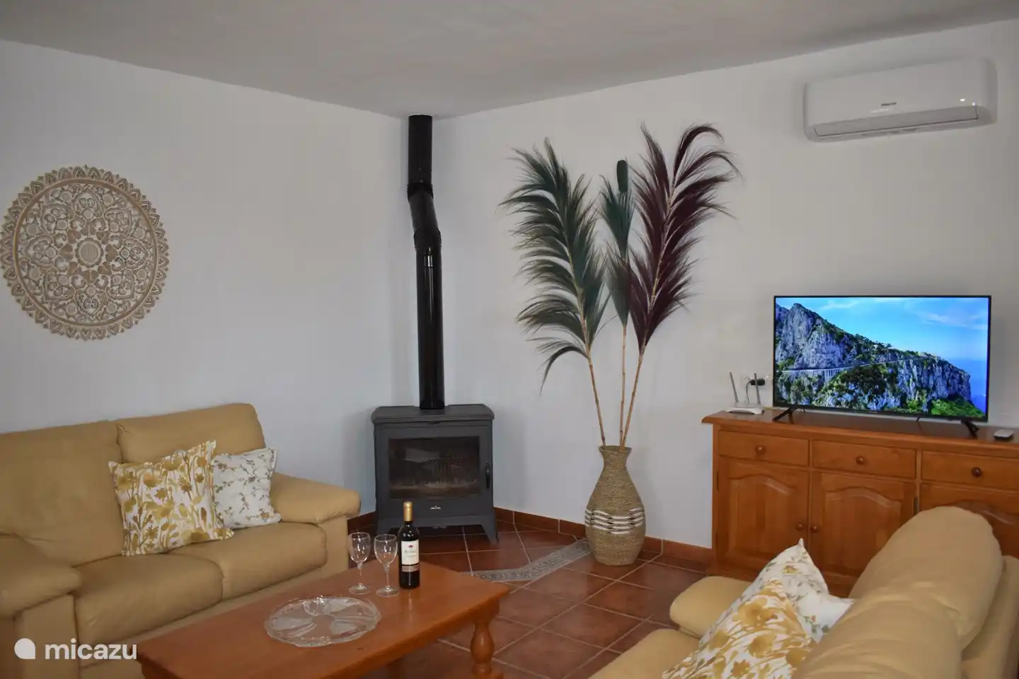 estufa de leña en la sala de estar