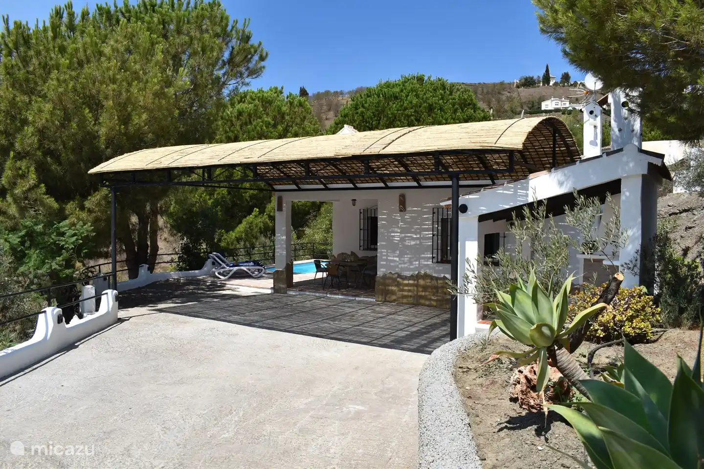 terraza cubierta con zona de aparcamiento