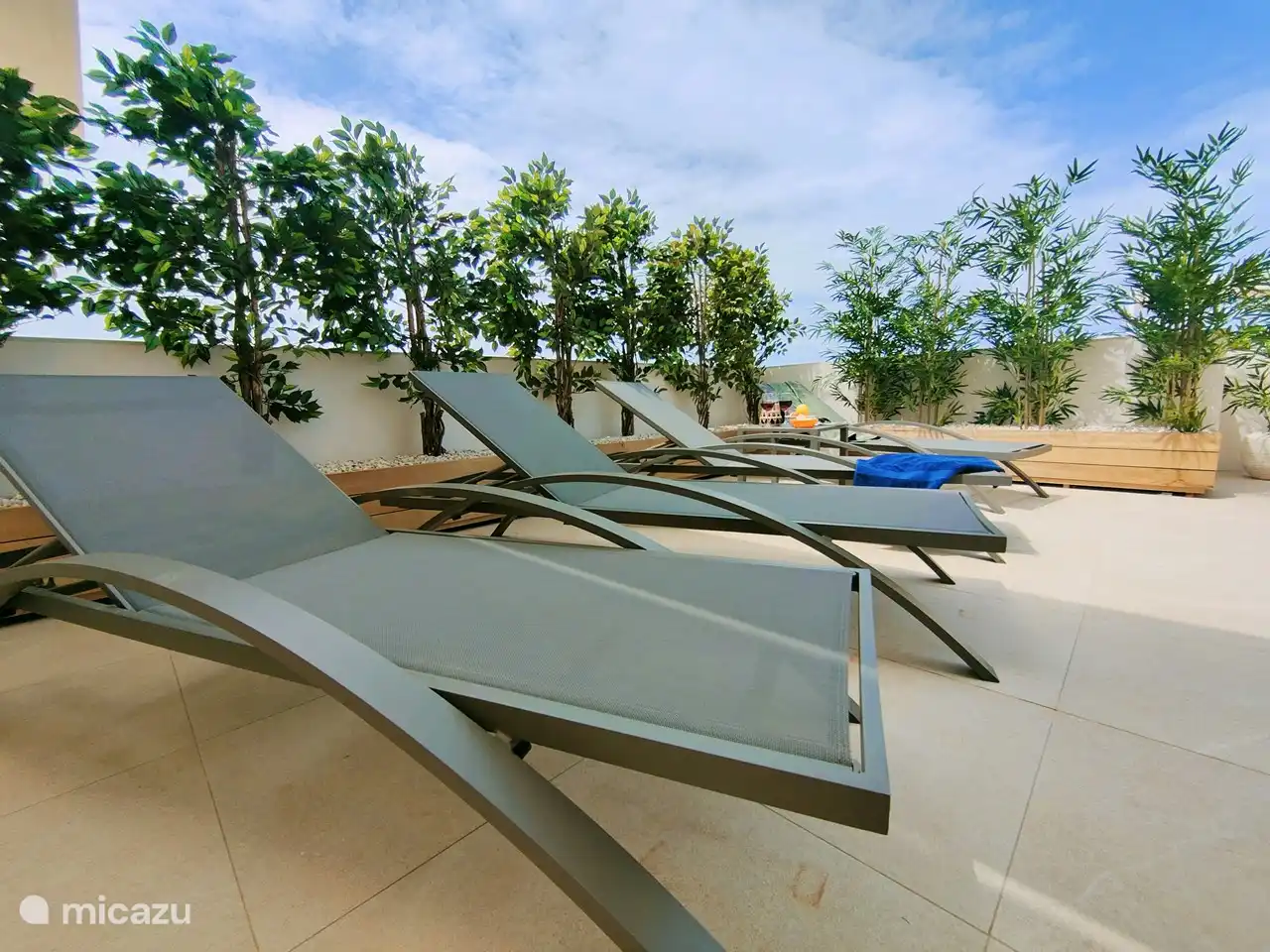 Sonnenliege auf der Dachterrasse