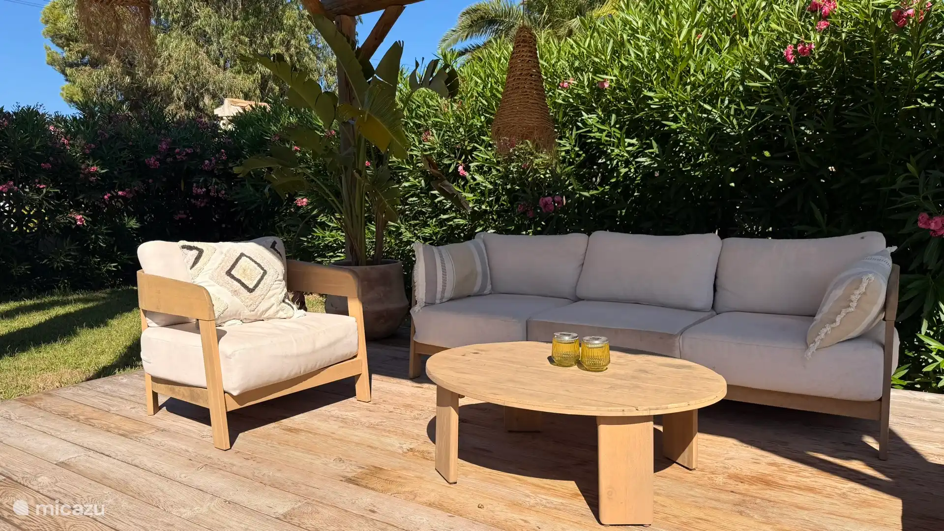 Im Frühling/Herbst scheint die Sonne direkt in die Lounge