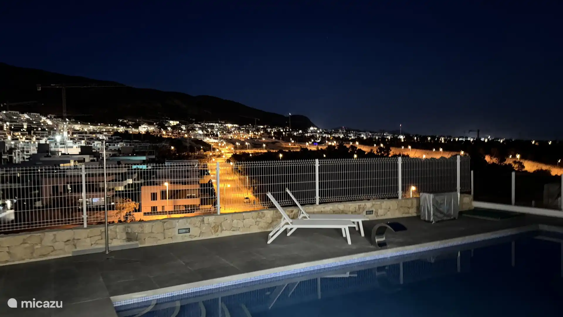 vista desde la terraza de la piscina por la noche