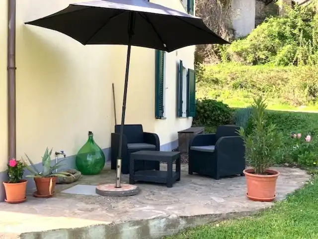 Casavabene Appartement Cinghiale huren in Italië, Piëmont, Murazzano - appartement Het privéterras met zitje en parasol is een fijne plek om te eten of een boek te lezen.