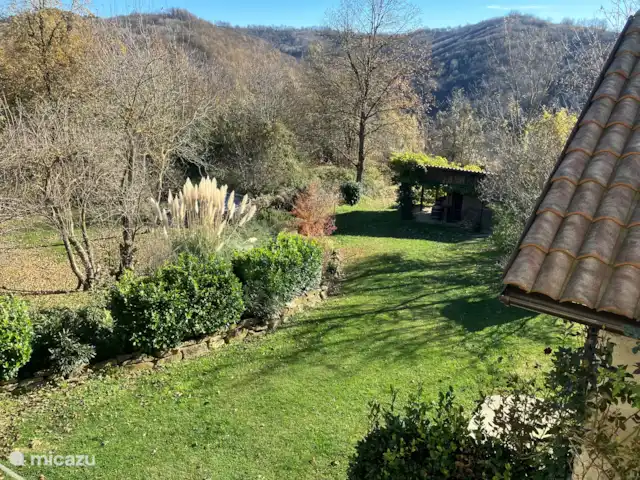 Casavabene Appartement Cinghiale huren in Italië, Piëmont, Murazzano - appartement Een gedeelte van de tuin van Casavabene van bovenaf gezien