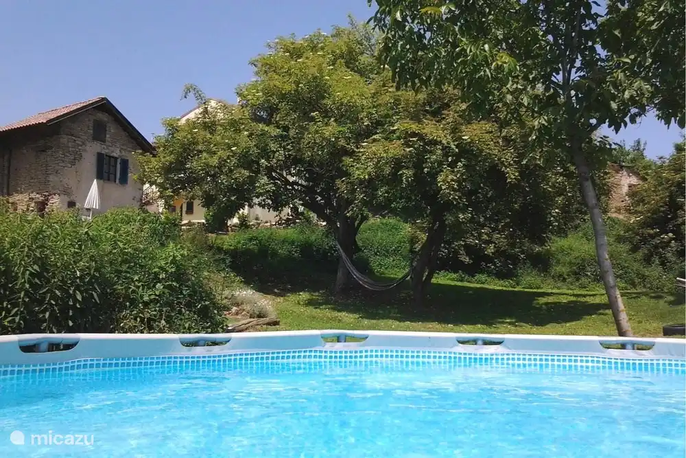 Das Schwimmbad von Casavabene mit dem Ferienhaus Capriolo im Hintergrund