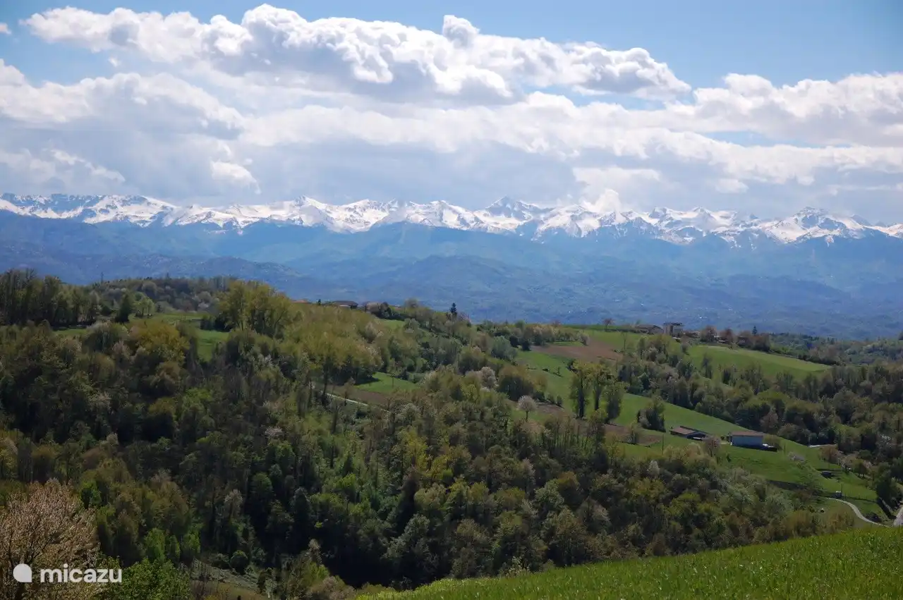 Blick auf die schneebedeckten Berge bei Casavabene