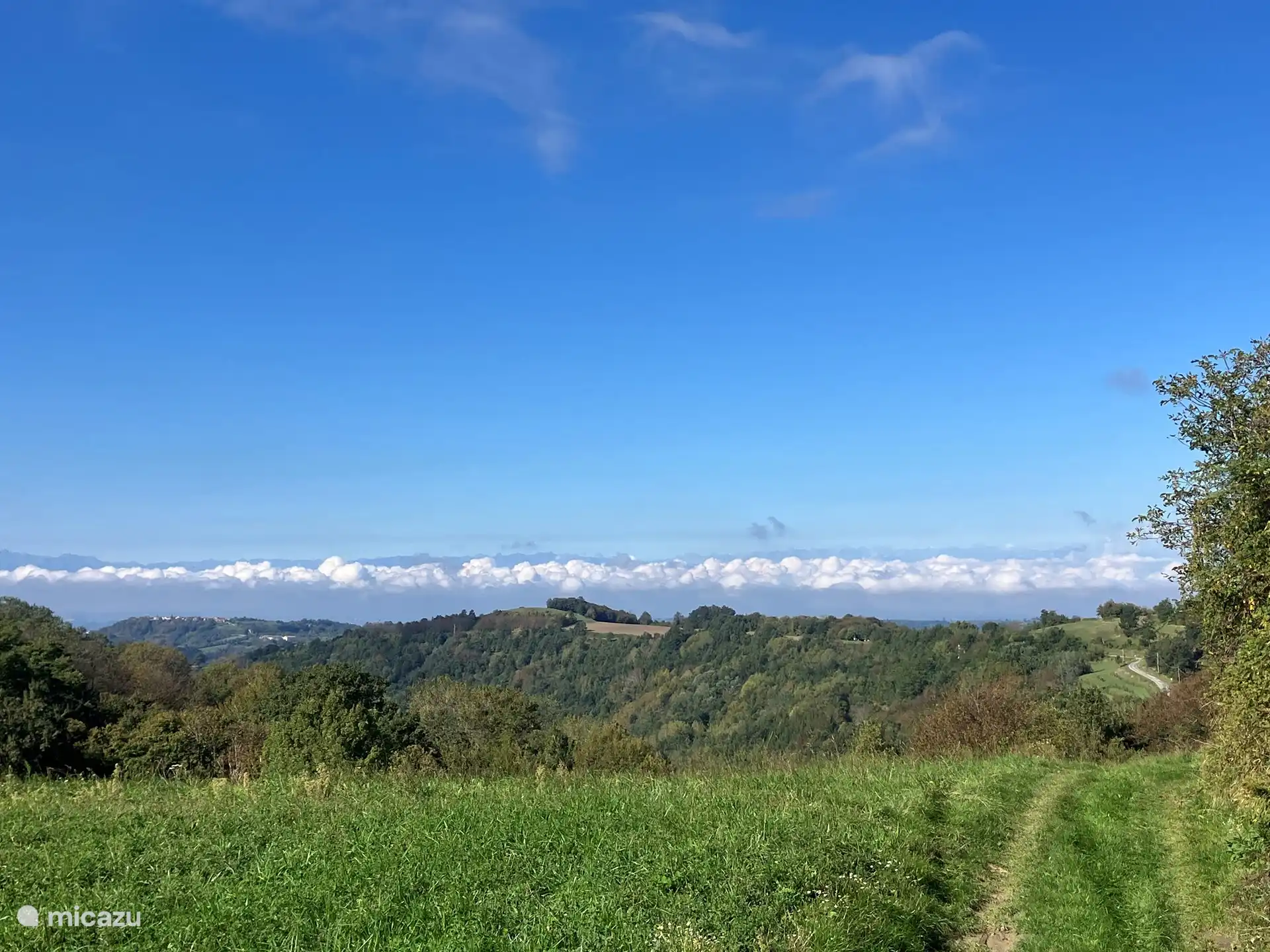 Schneebedeckte Gipfel auf der Wanderung von Casavabene