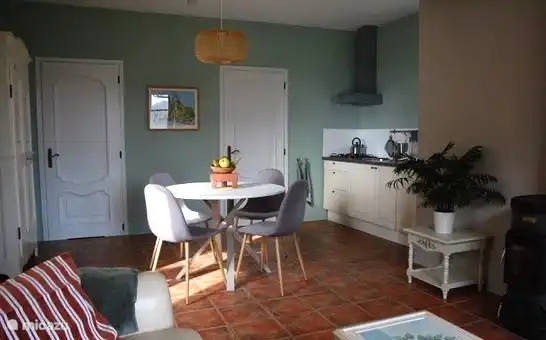 Küchenbereich mit Essbereich.