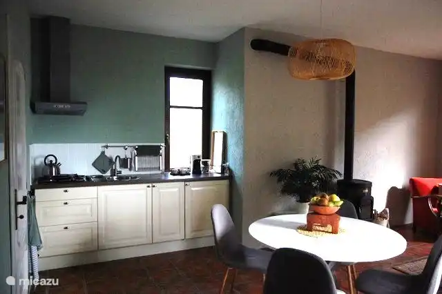 Der Küchenbereich mit Essbereich